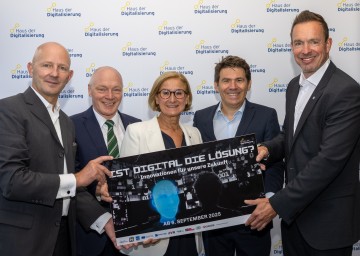 Haus der Digitalisierung Geschäftsführer Claus Zeppelzauer, ecoplus Geschäftsführer Helmut Miernicki, Landeshauptfrau Johanna Mikl-Leitner, Nicolas Gilbert-Morin von der EU-Kommission und Haus der Digitalisierung Geschäftsführer Lukas Reutterer eröffneten gemeinsam die neue Ausstellung (v.l.n.r.).