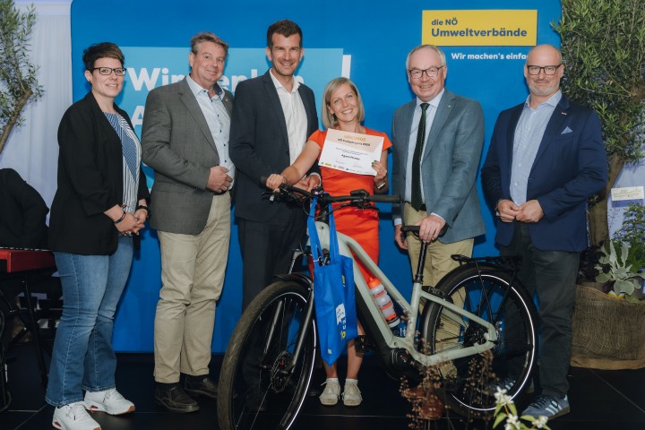 v.l.n.r. Nadine Spitzbart, Abfallberaterin des Wirtschaftshofes Klosterneuburg; Thomas Pöll, Abfallberater des Wirtschaftshofes Klosterneuburg; Christian Macho, Präsident der NÖ Umweltverbände; Agota Pichler, Gewinnerin aus dem Verbandsgebiet des Wirtscha