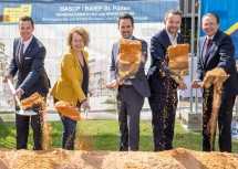 (v.l.n.r.): Bildungsdirektor Karl Fritthum, Bildungslandesrätin Christiane Teschl-Hofmeister, Bundesminister Christoph Wiederkehr, Leiter der Abteilung Gebäude- und Liegenschaftsmanagement Christoph Reiter-Havlicek und Bürgermeister Matthias Stadler