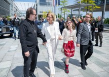 Landeshauptfrau Johanna Mikl-Leitner mit (v.l.) Ferdinand O. Fischer, dessen Tochter Hanna und deren Freund Jonas auf dem Weg zur Ehrenzeichenverleihung im Landhaus St. Pölten.