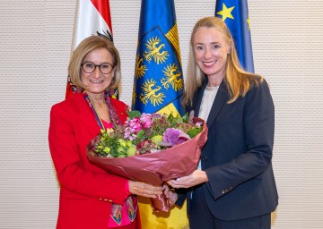Landeshauptfrau Johanna Mikl-Leitner mit der neuen Generaldirektorin und Vorstandsvorsitzenden der OMV, Emma Delaney.