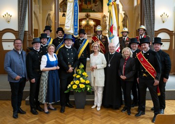 Festmesse bei der Florianifeier in Mauer: Fest- und Ehrengäste mit Landeshauptfrau Johanna Mikl-Leitner, Bürgermeister Christian Haberhauer (links), Bundesinnungsmeister Christian Plesar (2. von links), Landesrätin Susanne Rosenkranz (5. von links), NÖ Innungsmeister Matthias Vetiska (7. von links), Abt Petrus Pilsinger (7. von rechts) und Landesrätin Eva Prischl (5. von rechts)