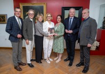 (v.l.n.r.) Stefan Grusch (Bezirkshauptmann Horn), Folke Tegetthoff (Erzähler und Schriftsteller), Margarete Jarmer (Bürgermeisterin Eggenburg), Landeshauptfrau Johanna Mikl-Leitner, Susanne Stökl (Direktorin Krahuletzmuseum), Gerhard Dafert (Obmann Krahuletzgesellschaft) und Bernd Ernsting (Kurator).