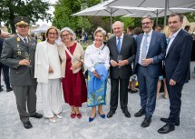 NÖ Militärkommandant Georg Härtinger, Landeshauptfrau Johanna Mikl-Leitner, Beate Härtinger, Sissi Pröll mit Landeshauptmann a. D. Erwin Pröll, Generalanwalt des Österreichischen Raiffeisenverbandes Erwin Hameseder und Raiffeisen Holding Niederösterreich-Wien Generaldirektor Martin Hauer (v.l.n.r.) 