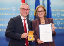 Kommerzialrat Christof Kastner, Geschäftsführer der KASTNER Gruppe, Bundesgremialobmann-Stellvertreter der Sparte Lebensmittelhandel der Wirtschaftskammer Österreich, Obmann-Stellvertreter der Sparte Handel der Wirtschaftskammer Niederösterreich, Obmann des Vereins Wirtschaftsforum Waldviertel, wurde von Landeshauptfrau Johanna Mikl-Leitner mit dem „Großen Goldenen Ehrenzeichen für Verdienste um das Bundesland Niederösterreich“ geehrt.