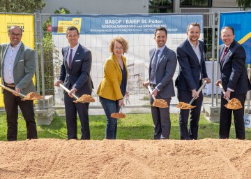 (v.l.n.r.): Schulleiter Rainer Kalteis, Bildungsdirektor Karl Fritthum, Bildungslandesrätin Christiane Teschl-Hofmeister, Bundesminister Christoph Wiederkehr, Leiter der Abteilung Gebäude- und Liegenschaftsmanagement Christoph Reiter-Havlicek und Bürgermeister Matthias Stadler