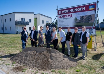 Landesrat Anton Kasser auf seiner Bezirkstour durch Gmünd beim Spatenstich in Krems.