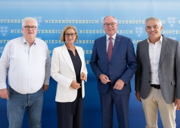 Prof. Sepp Hochreiter von der Johannes Kepler Universität Linz, Landeshauptfrau Johanna Mikl-Leitner, LH-Stellvertreter Stephan Pernkopf und Prof. Gerald Gartlehner von der Universittä für Weiterbildung Krems (von links nach rechts).