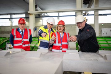 (v.l.n.r.) Franz Dinhobl (Abgeordneter zum NÖ Landtag), Michael Wardian (Geschäftsführer der Kirchdorfer Gruppe), Landeshauptfrau Johanna Mikl-Leitner sowie Markus Schmidt (Standortleiter MABA Wöllersdorf).