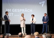 Moderator Thorsten Eder im Gespräch mit Landeshauptfrau Johanna Mikl-Leitner, Staatssekretärin Elisabeth Zehetner und Wirtschaftskammer-Präsident Wolfgang Ecker bei der Dialogrunde zur neuen Tourismusstrategie „Vision T“ in Niederösterreich. (v.l.n.r.)