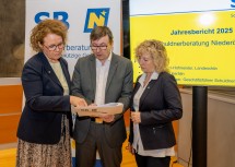 Knapp 4.000 Personen haben Schuldnerberatung in Anspruch genommen: Landesrätin Christiane Teschl-Hofmeister, Michael Lackenberger, Geschäftsführer der Schuldnerberatung NÖ, und Landesrätin Eva Prischl.