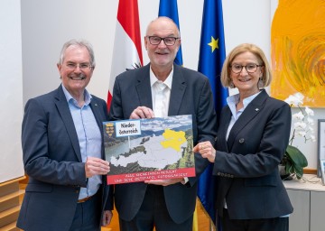 Fototext 5120: (v.l.n.r.) Landtagspräsident Karl Wilfing, Gerald Stutz und Landeshauptfrau Johanna Mikl-Leitner