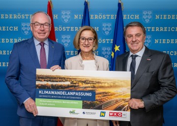 Landeshauptfrau Johanna Mikl-Leitner, LH-Stellvertreter Stephan Pernkopf (links) und WKNÖ-Präsident Wolfgang Ecker (rechts) unterstützen mit einem neuen Beratungsangebot Betriebe bei der Anpassung an Klimafolgen.