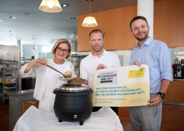 Landeshauptfrau Johanna Mikl-Leitner mit Küchenchef Dietmar Stamminger-Weis und Christoph Reiter-Havlicek, Leiter der Abteilung Gebäudeverwaltung des Amtes der NÖ Landesregierung.