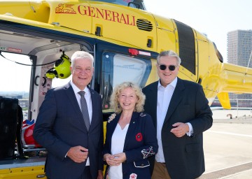Vor dem Christophorus-Hubschrauber (v.l.n.r.): Landesrat Anton Kasser, Landesrätin Eva Prischl und Wiens Stadtrat Peter Hacker.