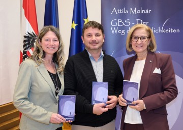 Landeshauptfrau Johanna Mikl-Leitner mit (v.l.) Sonja und Attila Molnár.