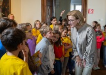 Landeshauptfrau Johanna Mikl-Leitner plauderte mit den Kids über die Geschichte des Landesfeiertags.