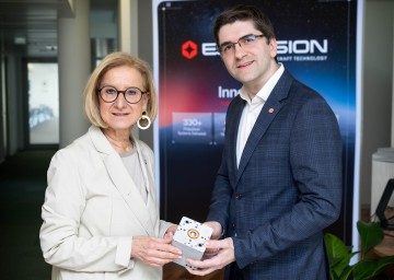Landeshauptfrau Johanna Mikl-Leitner gratuliert CEO Alexander Reissner zum Erfolg von ENPULSION.