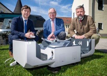 LH-Stellvertreter Stephan Pernkopf mit (li.) Studiengangsleiter Markus Gansberger und (re.) Axel Schneeberger, GF der FH Wiener Neustadt.