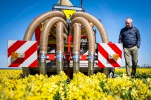 LH-Stellvertreter Stephan Pernkopf bei der Erntemaschine für Schlüsselblumen.