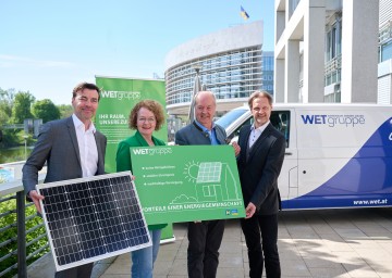 Christian Rädler, Geschäftsführer der WETgruppe, Wohnbau-Landesrätin Christiane Teschl-Hofmeister sowie Anton Hechtl und Matthias Zawichowski vom ÖKOSTROM.KOLLEKTIV eGen, präsentierten ein Pilotprojekt zur gemeinschaftlichen Nutzung von Photovoltaikstrom in Wohnhausanlagen.