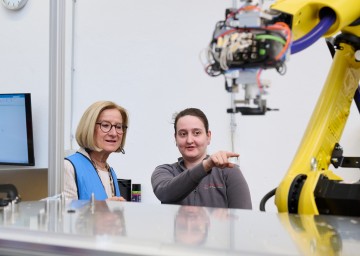 Landeshauptfrau Johanna Mikl-Leitner beim Rundgang durch die Firma Pollmann. 