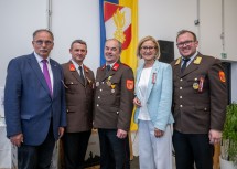 Bei der Eröffnung des neuen Feuerwehrhauses Hadres-Untermarkersdorf (v.l.): Landtagsabgeordneter Richard Hogl, Mario Lachmann (stv. FF-Kommandant), Bürgermeister Josef Fürnkranz, Landeshauptfrau Johanna Mikl-Leitner und Kommandant Matthias Widl.