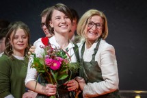 Das Spiel „Blumen binden“ entschied Landeshauptfrau Johanna Mikl-Leitner für sich – dank der Hilfe von Spielassistentin Sophia Puhm, Kochlehrling in der Gastwirtschaft Neunläuf, Silbermedaillen-Gewinnerin bei den Austria Skills.