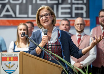 Landeshauptfrau Johanna Mikl-Leitner bei ihrer Festansprache in der Gemeinde St. Pantaleon-Erla.