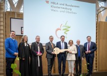 Schlüsselübergabe im Zentrum Wein und Obst in Klosterneuburg: Bürgermeister Christoph Kaufmann, die evangelische Pfarrerin Kerstin Fritz, Probst Anton Höslinger, BIG-Geschäftsführer Gerald Beck, Bundesminister Norbert Totschnig, Landeshauptfrau Johanna Mikl-Leitner, Direktor Reinhard Eder und Nationalrat Johannes Schmuckenschlager, Präsident des österreichischen und europäischen Weinbauvereins und der NÖ Landes-Landwirtschaftskammer (v.l.n.r.)
