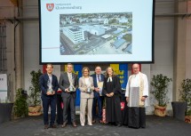 Bei der Eröffnung: Baudirektor Peter Neubauer, Bürgermeister Christoph Kaufmann, Landeshauptfrau Johanna Mikl-Leitner, Dietmar Schuster, Referatsleiter Wirtschaftshof, die evangelische Pfarrerin Kerstin Fritz und Dechant Reinhard Schandl. (v.ln.n.r.)