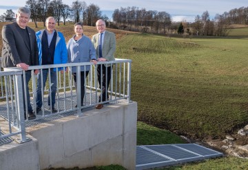 (v.l.n.r.) Bürgermeister Josef Leitner, Oliver Huber, Monika Mörth und LH-Stellvertreter Stephan Pernkopf.