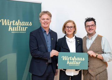Landeshauptfrau Johanna Mikl-Leitner mit (re.) Hartmuth Rameder (Obmann NÖ Wirtshauskultur) und (li.) Michael Duscher (Geschäftsführer NÖ Werbung).