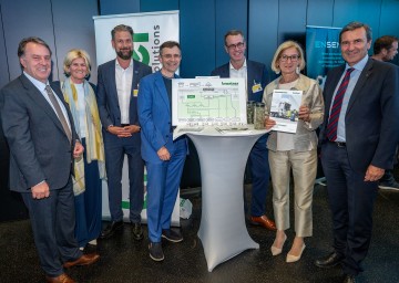 (v.l.n.r.) WKNÖ-Präsident Wolfgang Ecker, Direktor-Stv. WKNÖ Alexandra Höfer, von der Firma Brantner green solutions GF Österreich Reinhard Grießler, GF Josef Scheidl und der Leiter Forschung und Entwicklung Christoph Schipfer, Landeshauptfrau Johanna Mikl-Leitner und Reinhard Karl (Raiffeisenvorstand NÖ-Wien).