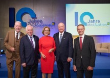 Landeshauptfrau Johanna Mikl-Leitner mit (v.l.) Bürgermeister Klaus Schneeberger, Eugen B. Hug (Ärztlicher Leiter und GF MedAustron), Bundeskanzler Christian Stocker und Alfred Zens (GF MedAustron).