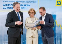 Landeshauptfrau Johanna Mikl-Leitner (m.), Wirtschaftsforscher Christian Helmenstein (l.) und Unternehmer Karl Winkler (r.)