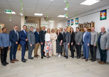 Neu renovierter Schulstandort eröffnet: Vikar Biju Mathew Ammiannikal, Dietmar Nahringbauer, Abteilungsleiter und Schulqualitätsmanager, Bildungsdirektor Karl Fritthum, Landtagsabgeordneter Lukas Michlmayr, Manfred Nenning, Bürgermeister Bad Kreuzen, Ardaggers Vizebürgermeister Josef Frühwirth, VS-Schulleiterin Susanne Weißengruber, Landeshauptfrau Johanna Mikl-Leitner, MS-Schulleiterin Daniela Bauer, Musikschulleiter Johann Grabner, Bürgermeister Johannes Pressl, Landtagsabgeordnete Kerstin Suchan-Mayr, Landtagsabgeordneter Mario Wührer, Markus Burgstaller, Bürgermeister von Viehdorf, Johann Berger, Bürgermeister von Ferschnitz, und Pfarrer Gerhard Gruber.