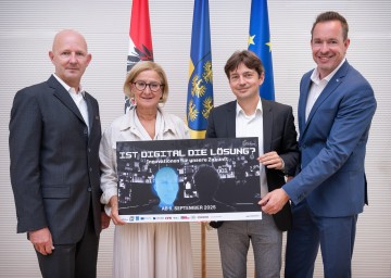 Claus Zeppelzauer (Geschäftsführer Haus der Digitalisierung), Landeshauptfrau Johanna Mikl-Leitner, Medienexperte Ferdinand Auhser und Lukas Reutterer (Geschäftsführer Haus der Digitalisierung) 