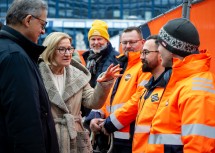 Landeshauptfrau Johanna Mikl-Leitner und Flughafen-Vorstand Günther Ofner im Gespräch mit einigen Arbeitern auf der Baustelle für den neuen Office Park 4 NEXT.