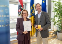 Landeshauptfrau Johanna Mikl-Leitner überreichte das „Große Ehrenzeichen für Verdienste um das Bundesland Niederösterreich“ an Karikaturist Michael Pammesberger.