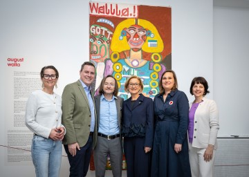 Bei der Eröffnung der Jubiläumsausstellung im museum gugging (v.l.n.r.): Katharina Danninger, Kultur- und Jugendstadträtin Klosterneuburg, Bürgermeister Christoph Kaufmann, Johanna Feilacher (ehem. Künstlerischer Leiter), Landeshauptfrau Johanna Mikl-Leitner, Kuratorin Nina Ansperger und Nina Katschnig (Leiterin Galerie Gugging).
