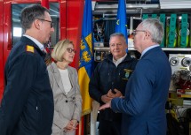 (v.l.n.r.) Stv. Landesfeuerwehrkommandant Martin Boyer, Landeshauptfrau Johanna Mikl-Leitner und Landesfeuerwehrkommandant Dietmar Fahrafellner und LH-Stellvertreter Stephan Pernkopf.