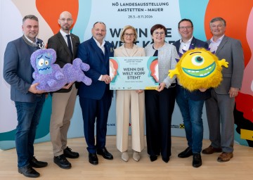 Landtagsabgeordneter Bürgermeister Lukas Michlmayr, wissenschaftlicher Leiter Armin Laussegger, ärztlicher Direktor des Landesklinikums Mauer Christian Korbel, Landeshauptfrau Johanna Mikl-Leitner, Obfrau der LEADER-Region Moststraße Michaela Hinterholzer, Amstettens Bürgermeister Christian Haberhauer und Geschäftsführer Erwin Klissenbauer (v.l.n.r) informierten über die bevorstehende Landesausstellung.