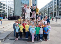 Landeshauptfrau Johanna Mikl-Leitner mit dem St. Pöltner Vizebürgermeister Florian Krumböck (links), Landhaus-Betriebsfeuerwehr-Kommandant Erich Schilcher, Vizebürgermeisterin von Asperhofen, Christina Steinböck, Bürgermeister von Asperhofen, Harald Lechner, und Kindern aus Asperhofen.