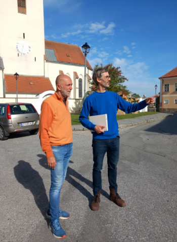 Zwei Mäner Besprechen das Bahnumfeld