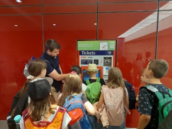 Klasse bekommt Einweisung bei Mobilitätstag